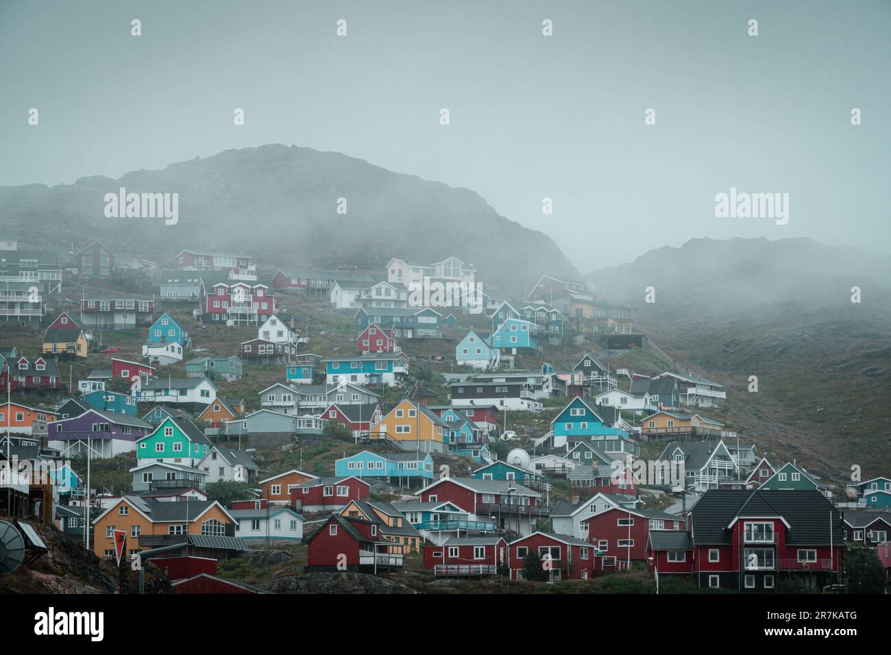 Qaqortoq Groenlandia paesaggi con Foggy Weather Foto Stock