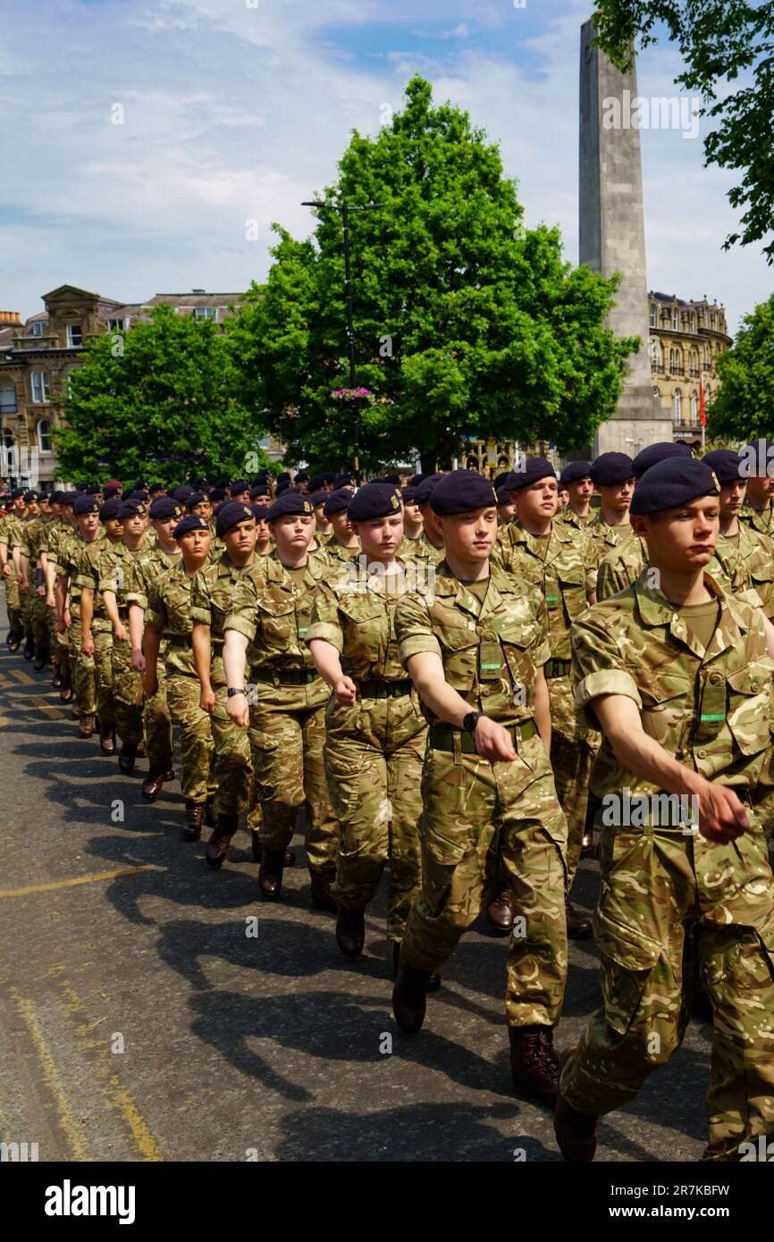 I soldati minori del Collegio della Fondazione Armata marciano in formazione sulla Freedom Parade, con il memoriale cenotafio visibile in lontananza, Harroga Foto Stock