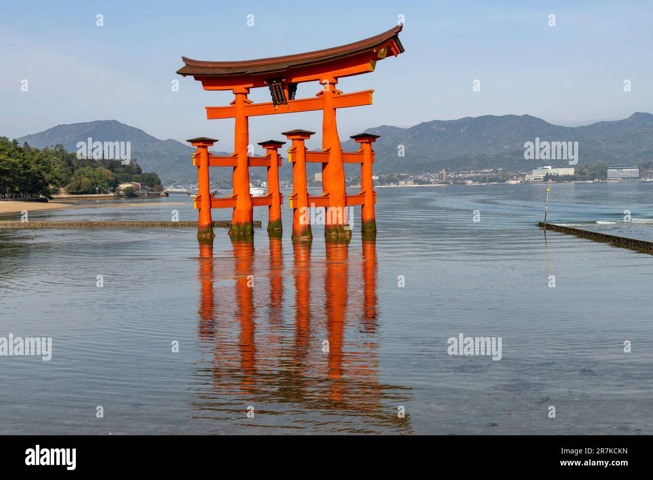 Vista del simbolo Shinto Shrine o Torii Gate di Miyajima (Itsukushima) Isola, Giappone, sembra che galleggi con riflessione in acqua Foto Stock