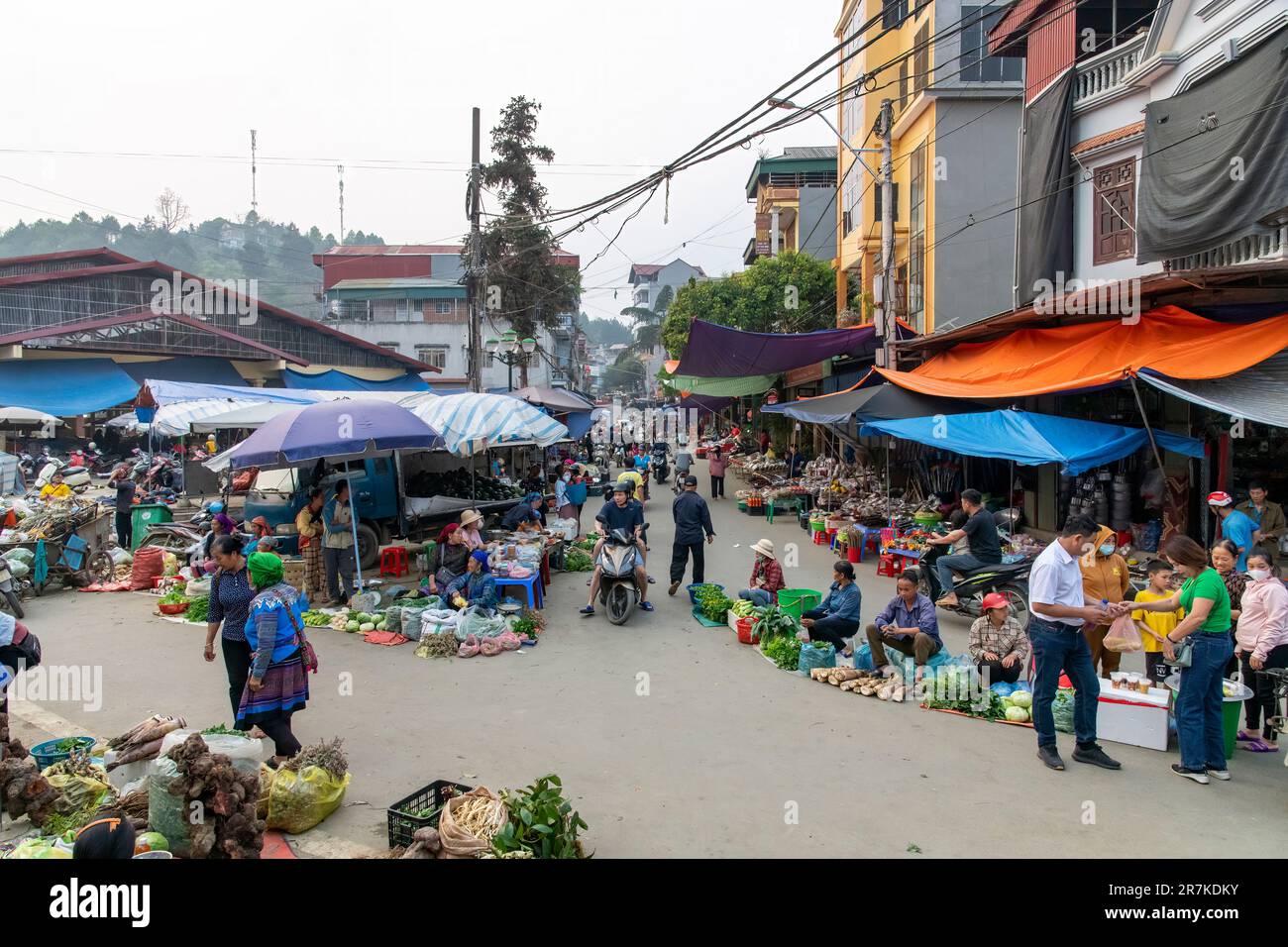 Bac ha, Vietnam-Aprile 2023; Vista sul mercato Domenica di Bac ha, dove la maggior parte delle donne di Flower Hmong e Giay persone si incontrano per il commercio e socializzare Foto Stock
