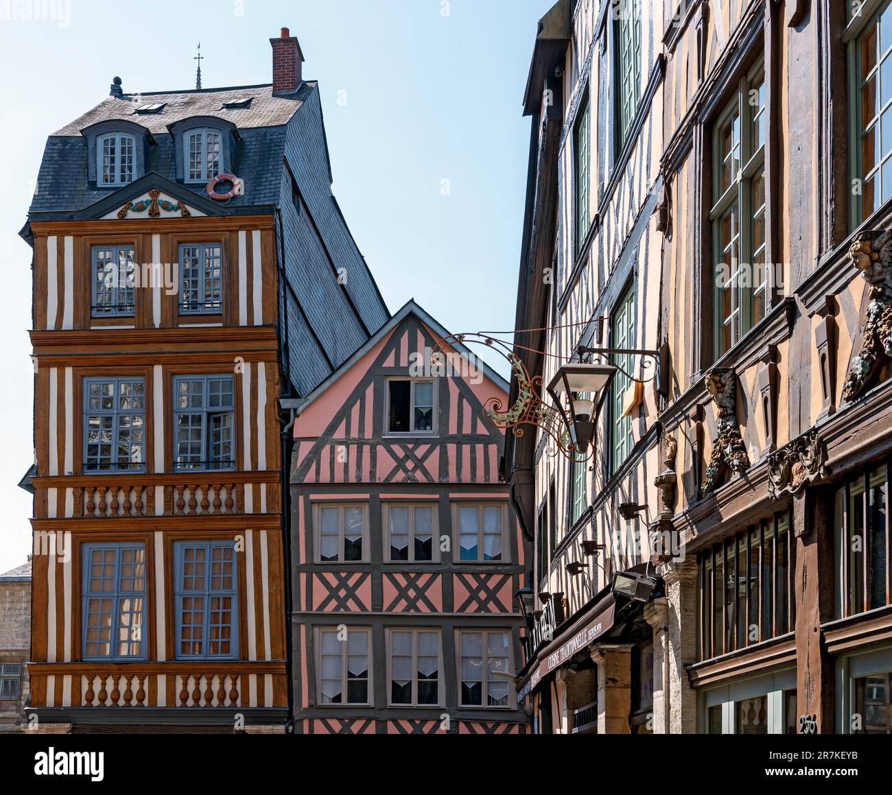 Case borghesi fatte come edifici a graticcio nel villaggio di Rouen in Normandia, Francia Foto Stock