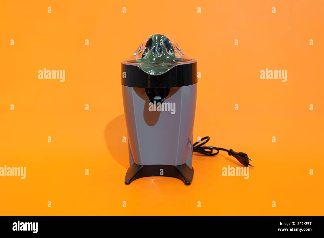 La centrifuga elettrica per agrumi offre un modo pratico ed efficiente per estrarre succo fresco dagli agrumi. Foto Stock