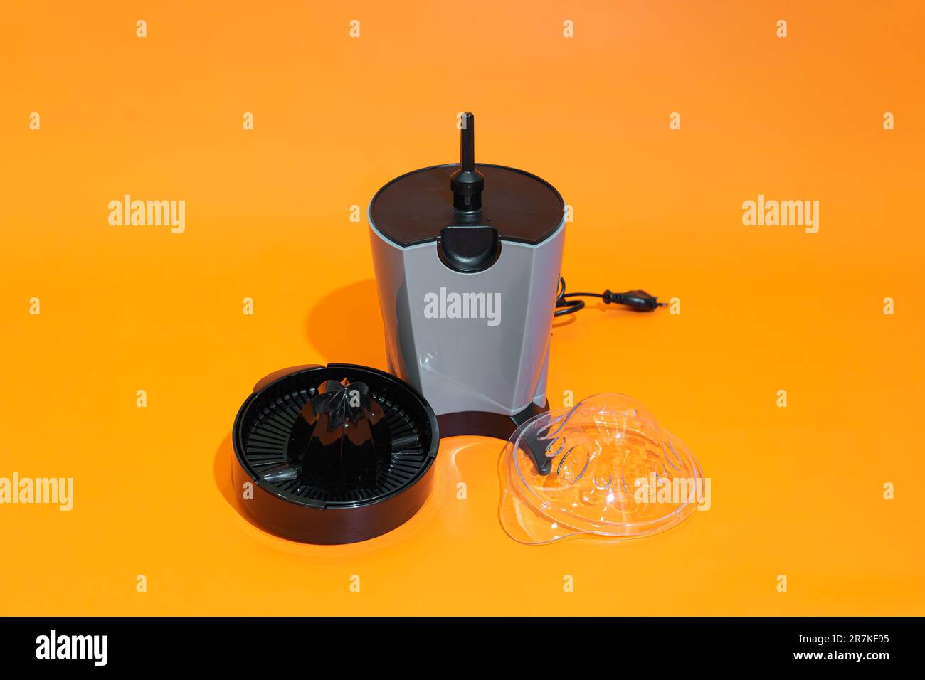 La centrifuga elettrica per agrumi offre un modo pratico ed efficiente per estrarre succo fresco dagli agrumi. Foto Stock