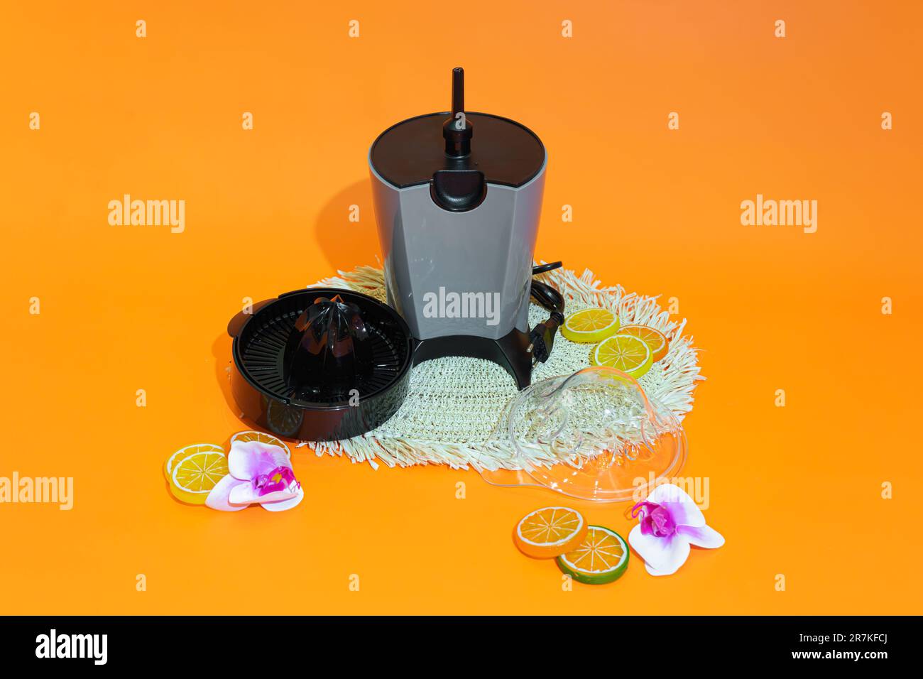 La centrifuga elettrica per agrumi offre un modo pratico ed efficiente per estrarre succo fresco dagli agrumi. Foto Stock