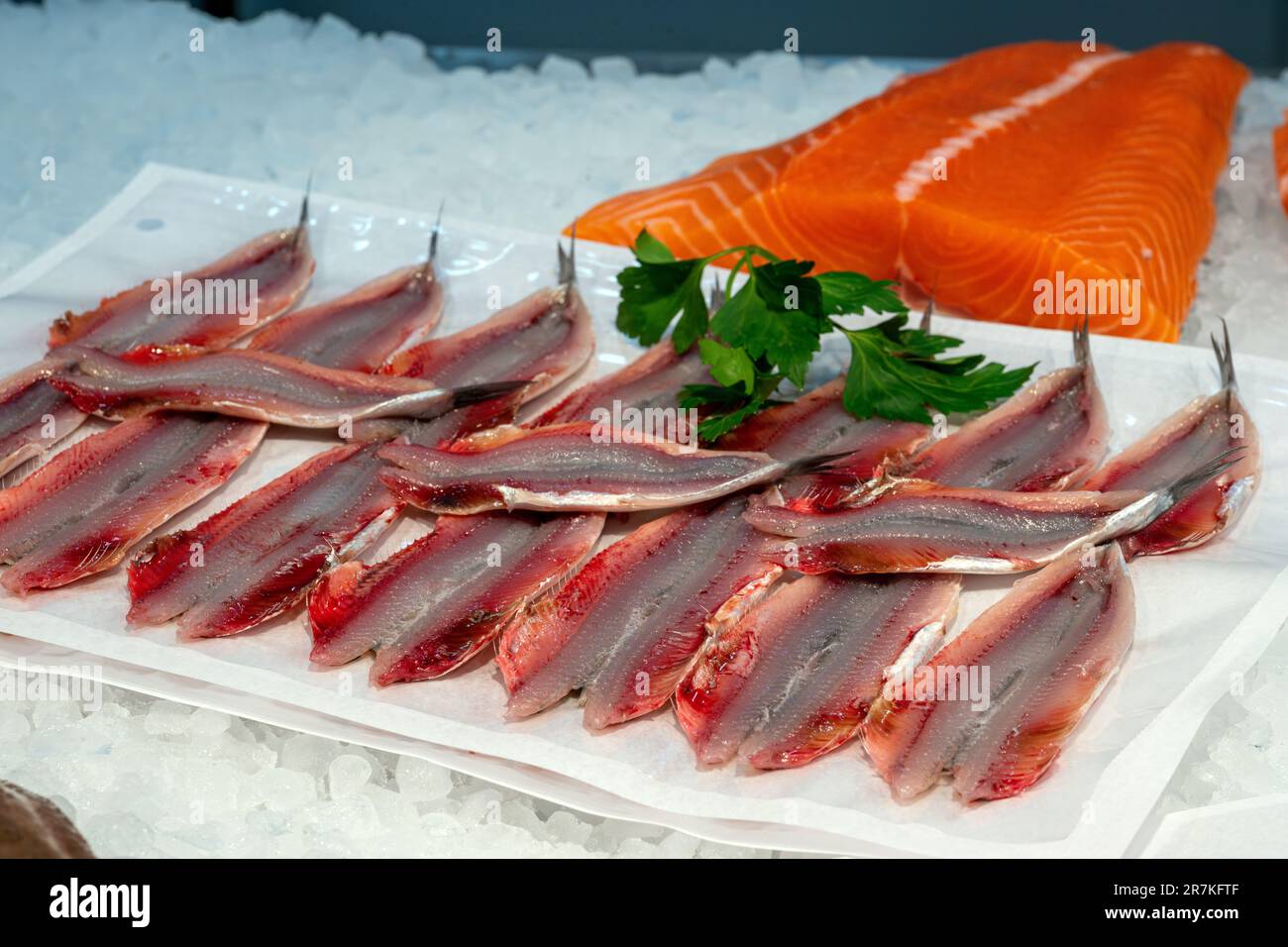 Sardine e filetto di salmone in vendita in un mercato di Barcellona Foto Stock