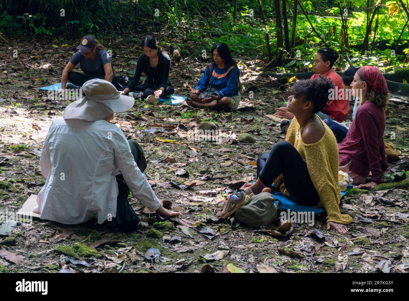 gruppo di persone che praticano il benessere nella foresta amazzonica Foto Stock
