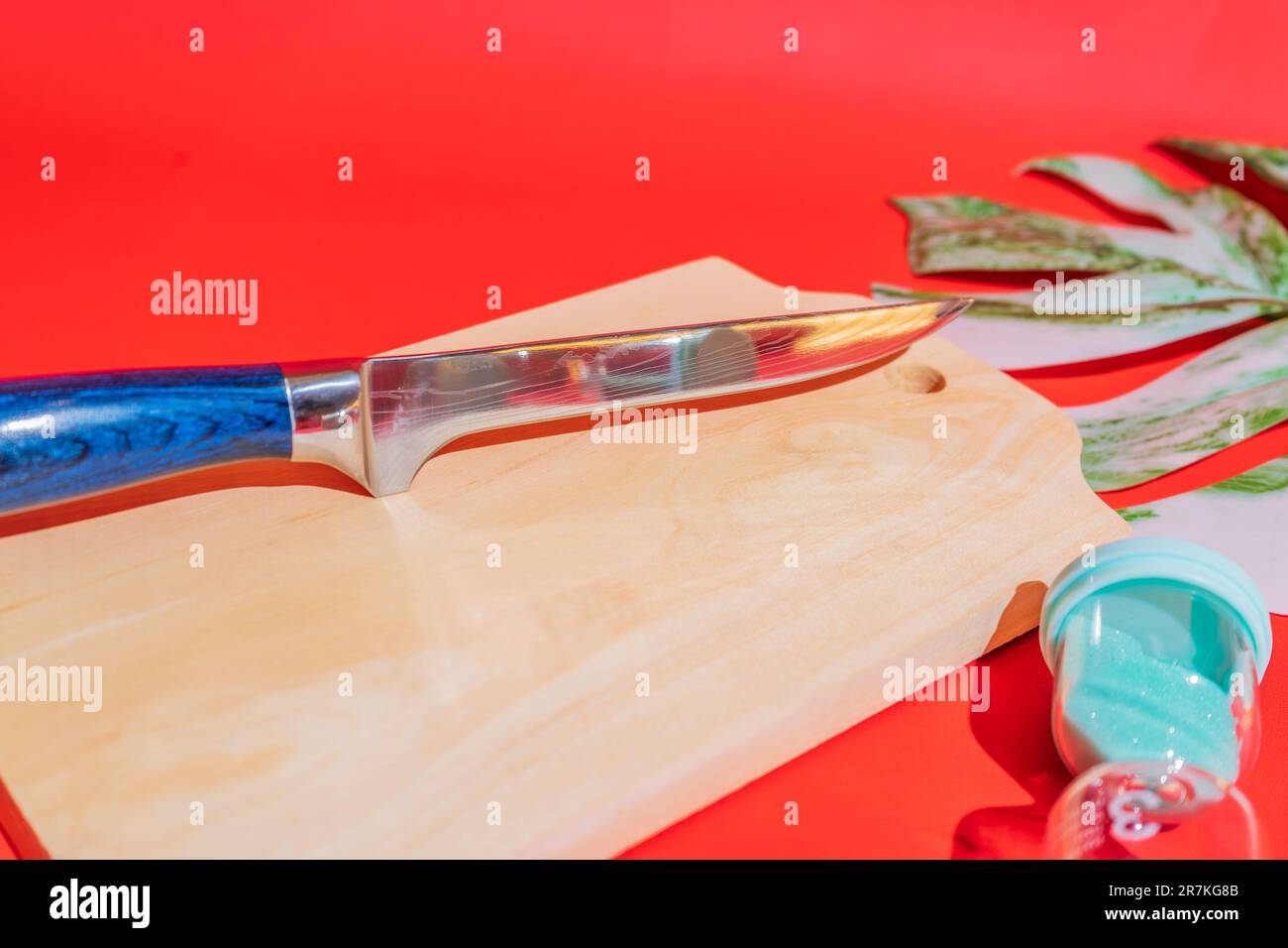 Il moderno coltello da cucina Blue è una perfetta miscela di stile e funzionalità. Foto Stock