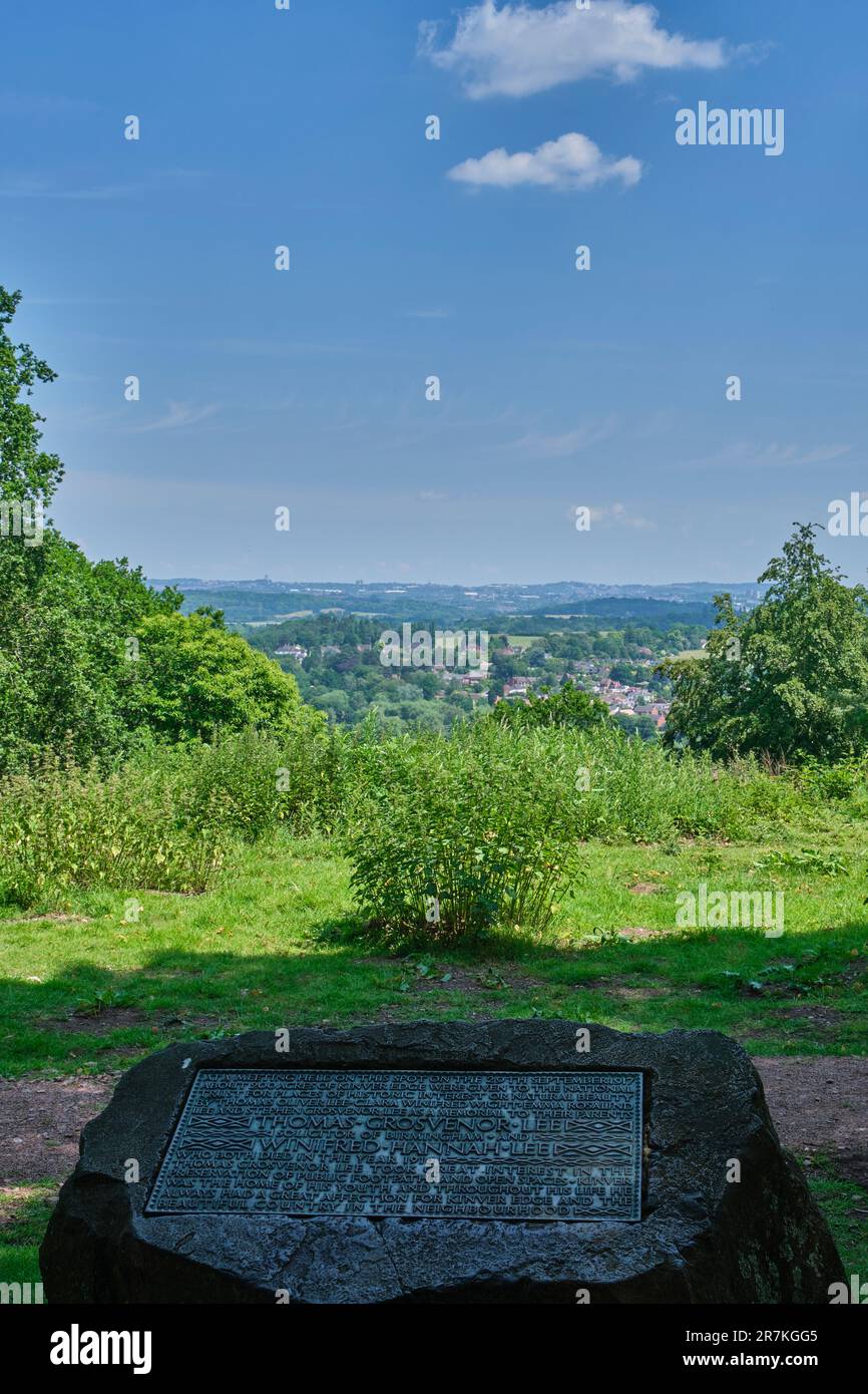 Vista da Kinver Edge verso il Castello di Dudley e la Black Country, Kinver, Staffordshire Foto Stock