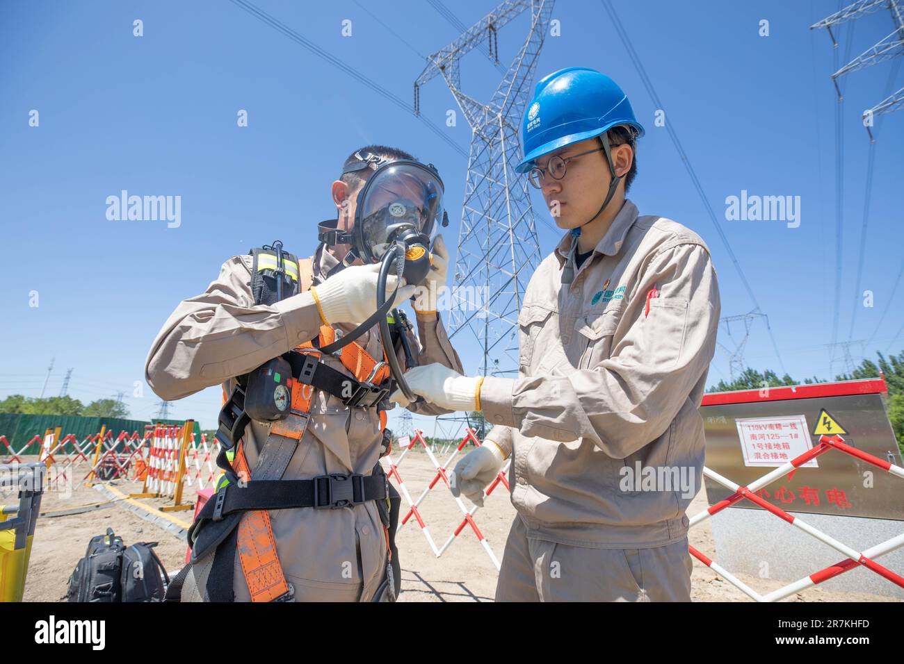 Tianjin. 16th giugno, 2023. Un membro dello staff (L) della state Grid Tianjin Electric Power Company indossa un respiratore di pressione positiva prima di pattugliare i tunnel sotterranei a Tianjin, nel nord della Cina, il 16 giugno 2023. PER ANDARE CON 'China Focus: China Guards Summer Harvest, Life Order Agrees Against Scorching Heat Waves' Credit: Xinhua/Alamy Live News Foto Stock