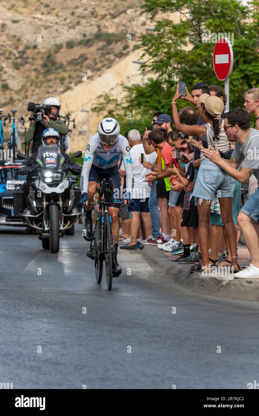 Alicante, Spagna - 08,30,2022 - Mas Enric del Movistar la squadra spagnola si spinte durante il 77th Tour della Spagna 2022, fase 10 un cronometro individuale 30,9km. Foto Stock