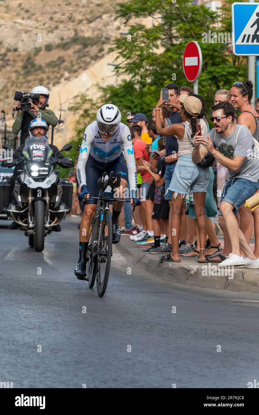 Alicante, Spagna - 08,30,2022 - Mas Enric del Movistar la squadra spagnola si spinte durante il 77th Tour della Spagna 2022, fase 10 un cronometro individuale 30,9km Foto Stock