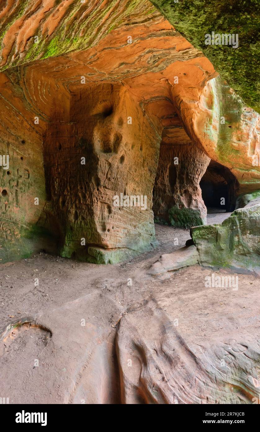 All'interno delle grotte di Nanny's Rock, Kinver Edge, Kinver, Staffordshire Foto Stock