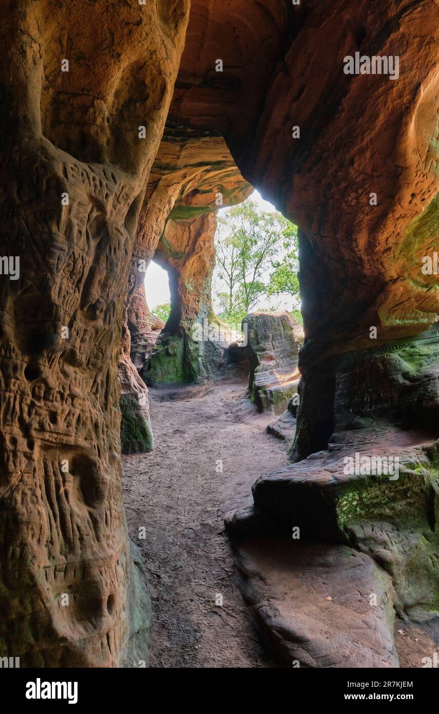 All'interno delle grotte di Nanny's Rock, Kinver Edge, Kinver, Staffordshire Foto Stock