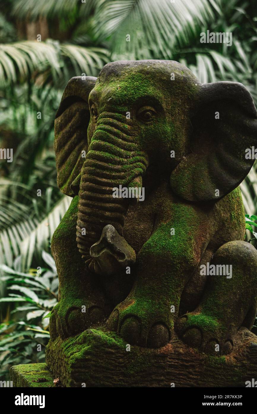 Una scultura di un elefante nella Foresta delle scimmie di Ubud, Bali. Foto Stock