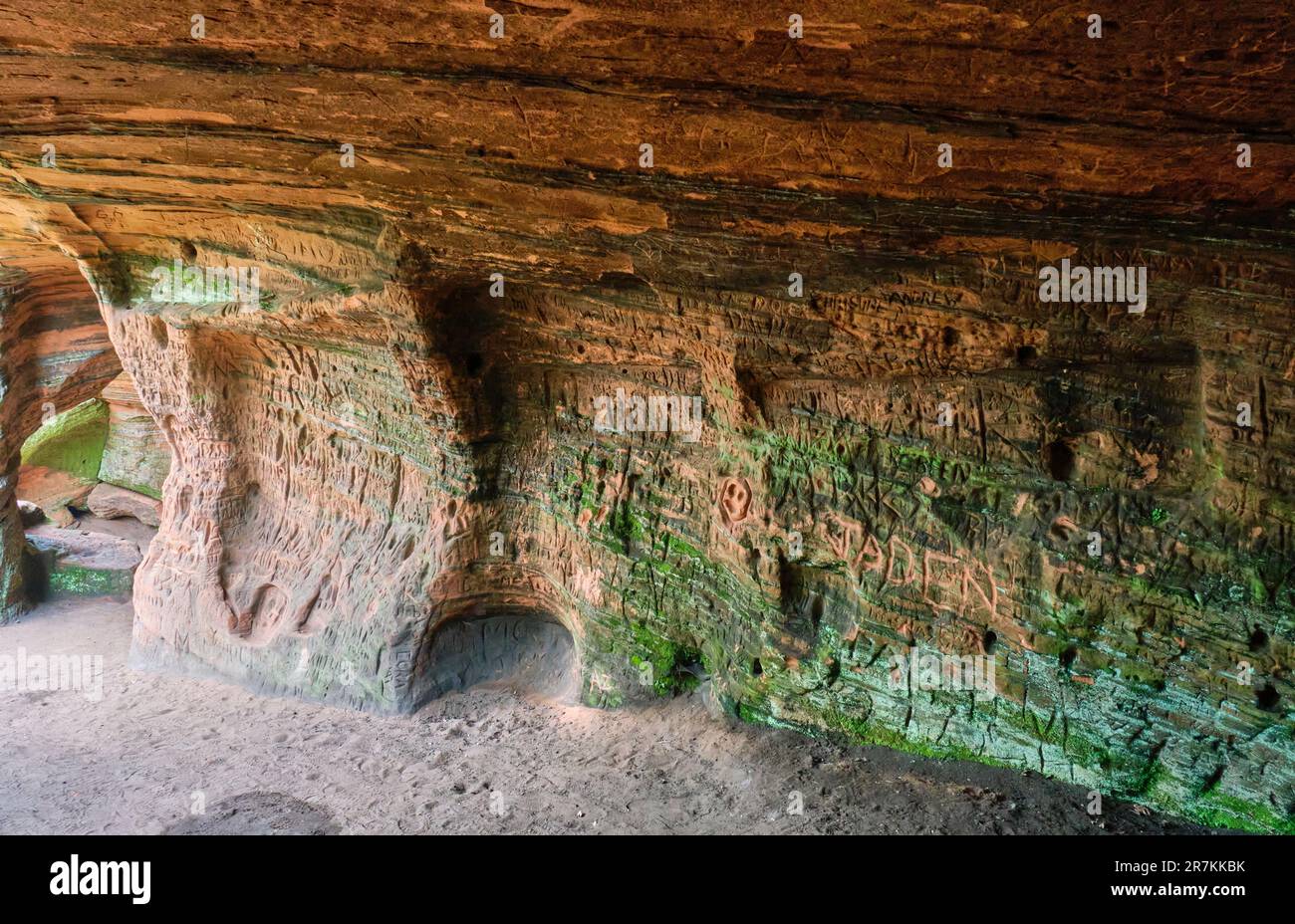 All'interno delle grotte di Nanny's Rock, Kinver Edge, Kinver, Staffordshire Foto Stock