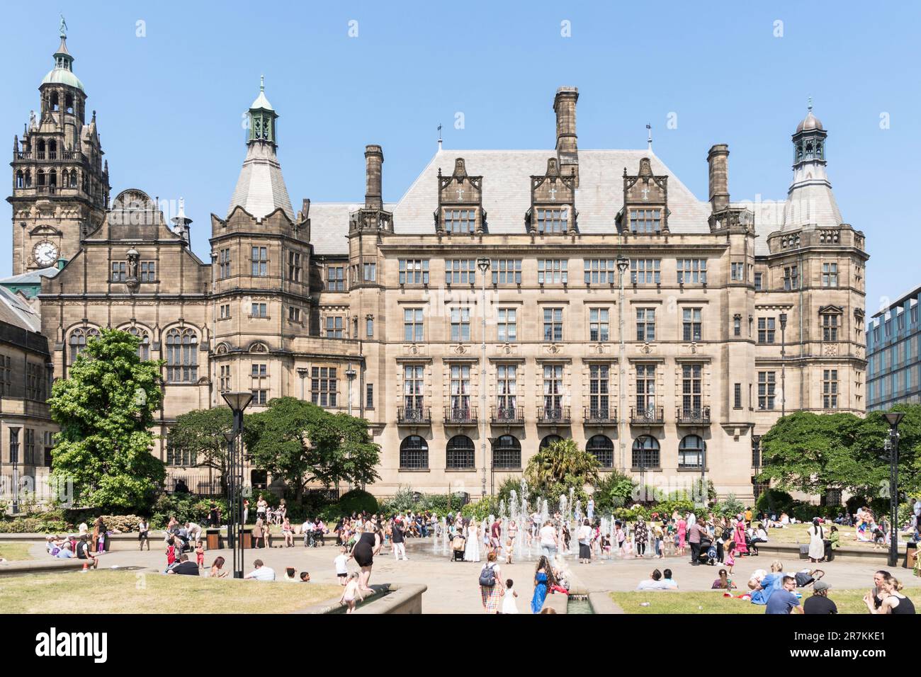 Persone che godono del sole estivo a Sheffield Peace Gardens, South Yorkshire, Inghilterra, Regno Unito Foto Stock