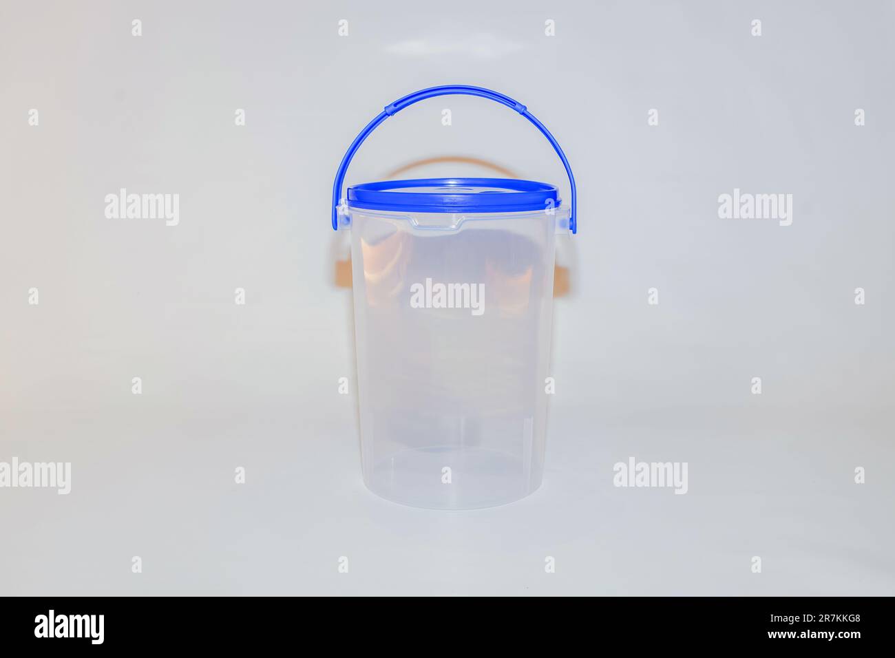 Il versatile contenitore cilindrico in plastica blu con coperchio è una soluzione pratica e funzionale per le tue esigenze quotidiane Foto Stock