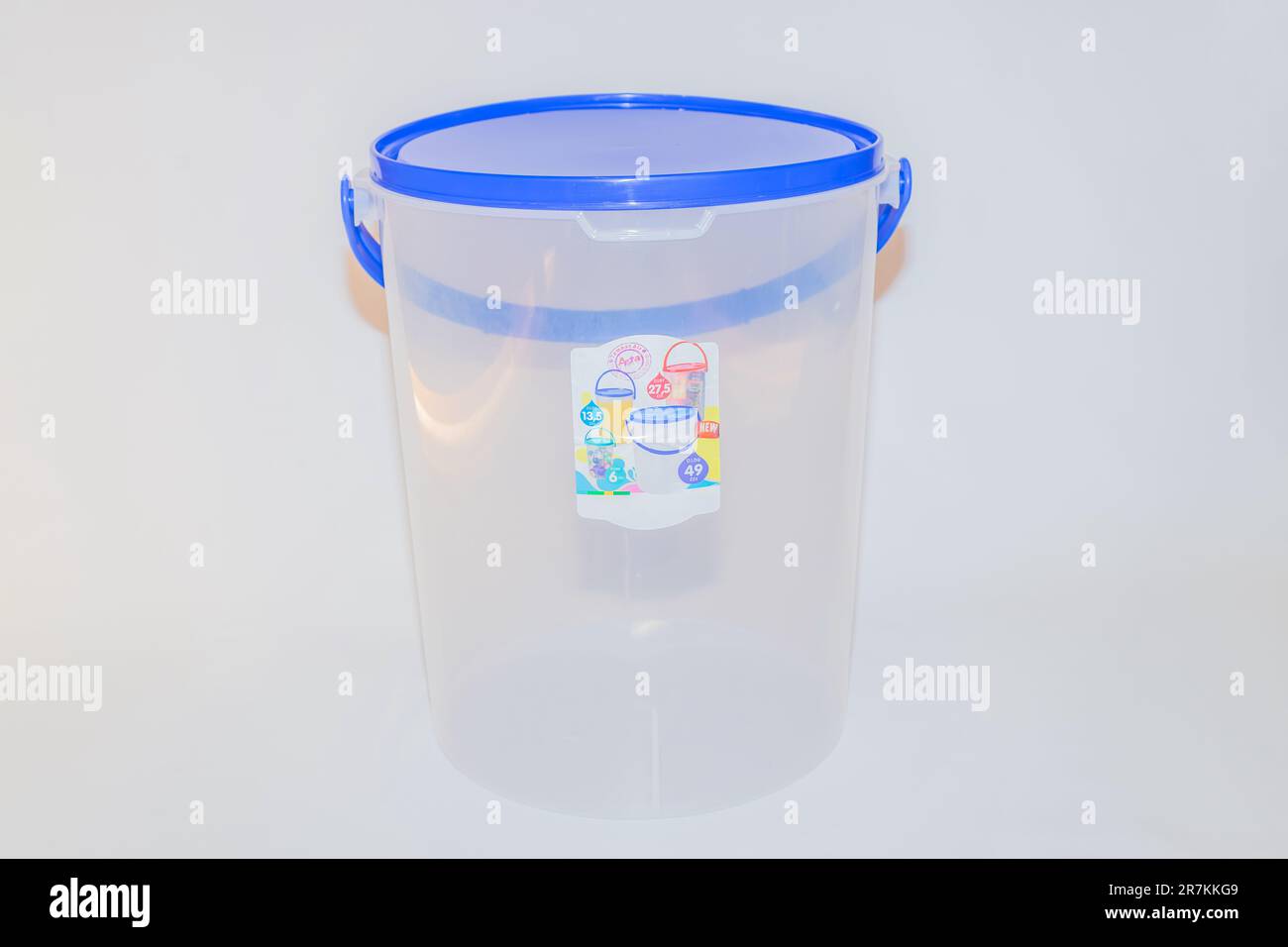 Il versatile contenitore cilindrico in plastica blu con coperchio è una soluzione pratica e funzionale per le tue esigenze quotidiane Foto Stock