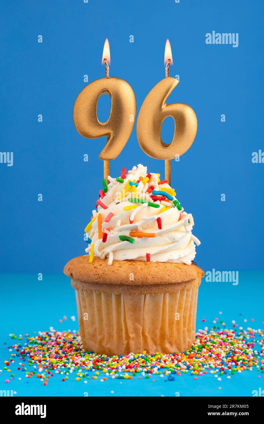 Torta di compleanno con candela numero 96 - sfondo blu Foto Stock
