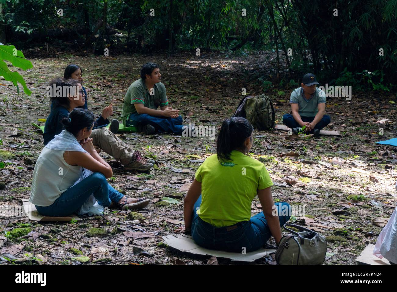 gruppo di persone che praticano il benessere nella foresta amazzonica Foto Stock