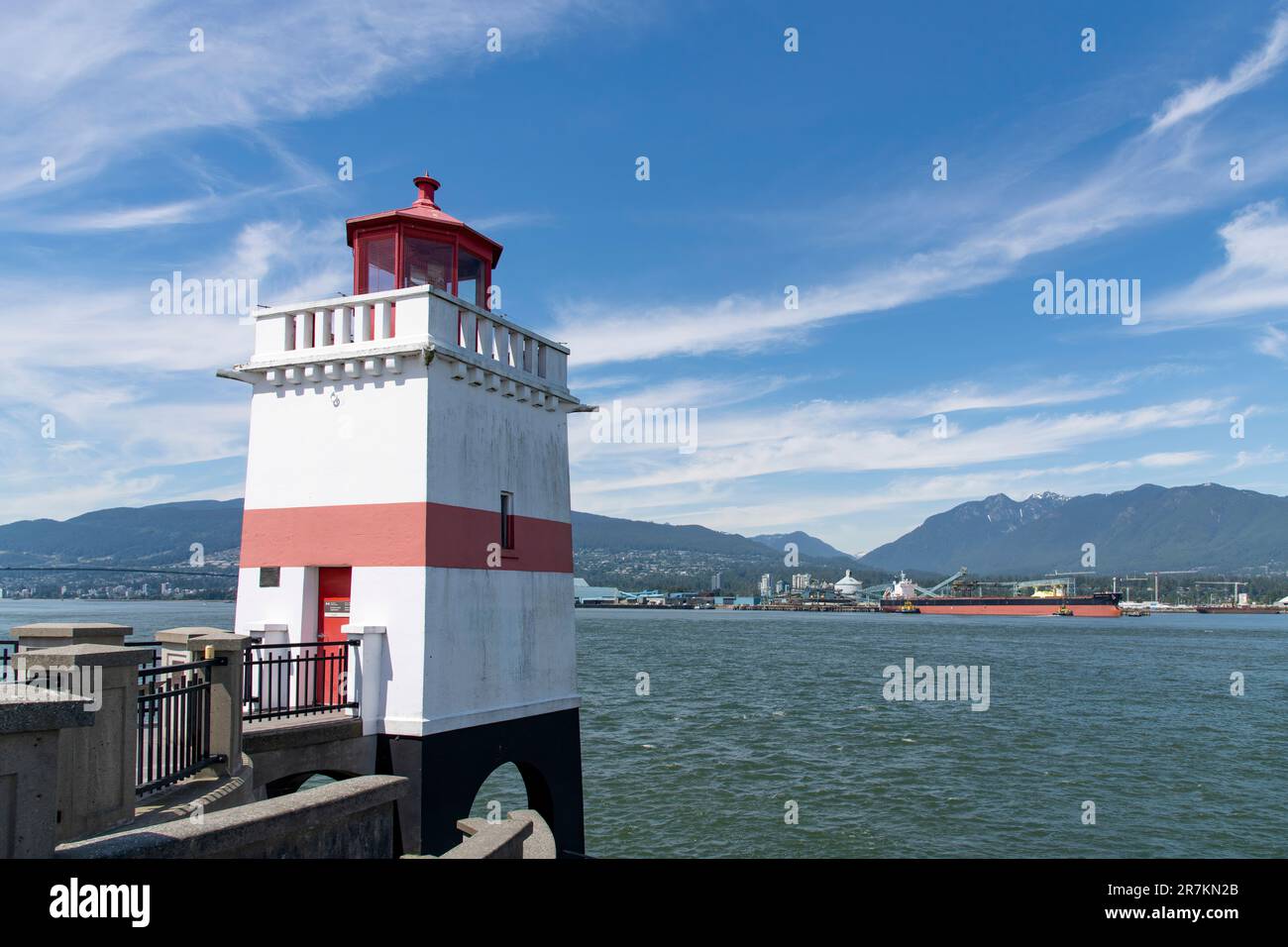 Vancouver, BC, Canada-Luglio 2022; Vista della torre quadrata a strisce rosse e bianche costruita nel 1914 del Faro di Brockton Point a Stanley Park con pulmino Nord Foto Stock