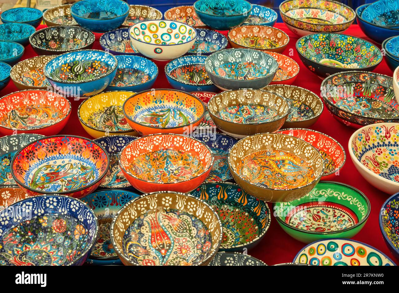 Piatti artigianali dai colori vivaci presso l'esposizione del mercato orientale. Foto Stock