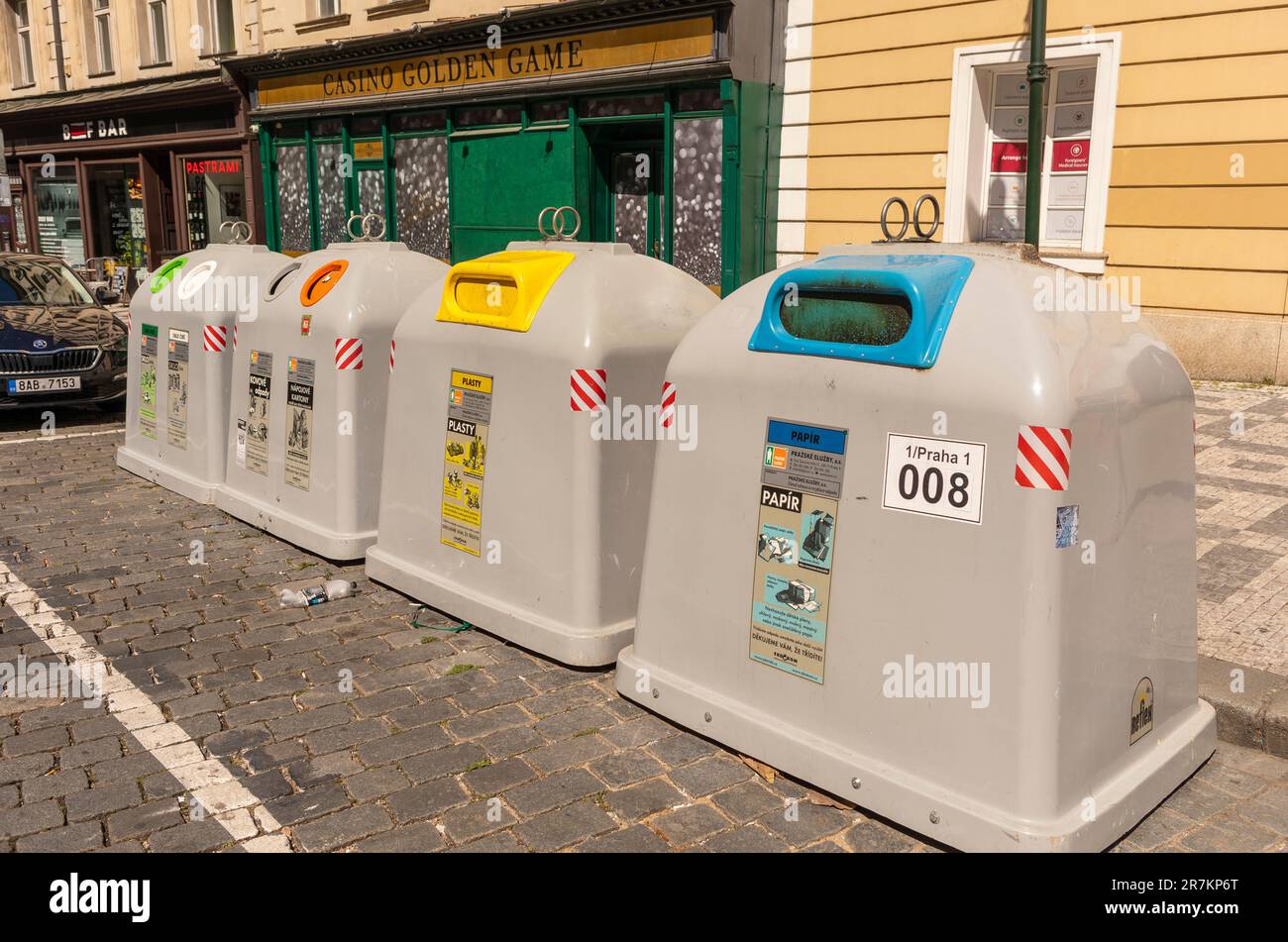 PRAGA, REPUBBLICA CECA, EUROPA - bidoni di riciclaggio sulla strada nella Città Vecchia, Na Perstyne, stare Mesto. Foto Stock
