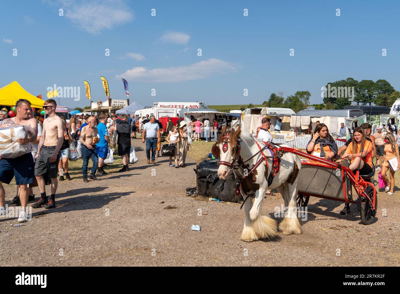 Appleby Horse Fair Gypsy e Traveller area mercato comunitario con cavalli e cart. Appleby-in-Westmorland, Regno Unito. Foto Stock