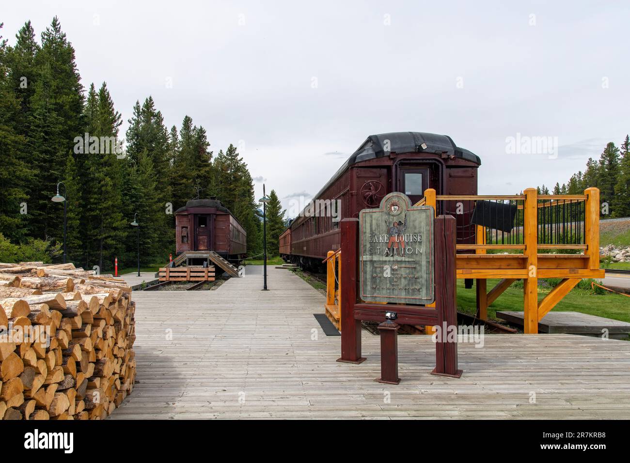 Lago Louise, AB, Canada-Agosto 2022; Vista di una vecchia ferrovia da pranzo accanto alla vecchia stazione ferroviaria del lago Louise Foto Stock