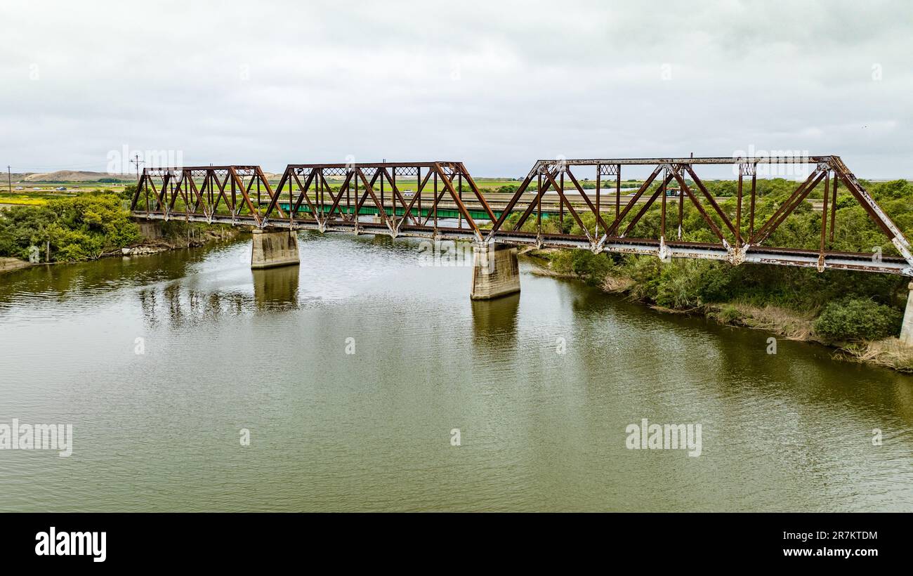 Ponte ferroviario che attraversa il fiume salinas, tra Marina e Castovill California Foto Stock