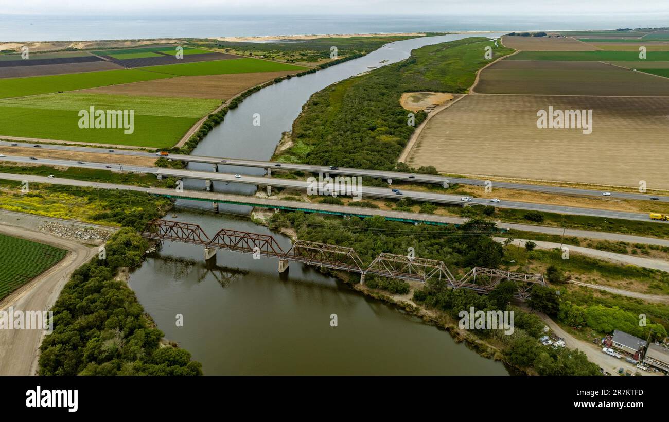 Ponte ferroviario che attraversa il fiume salinas, tra Marina e Castovill California Foto Stock