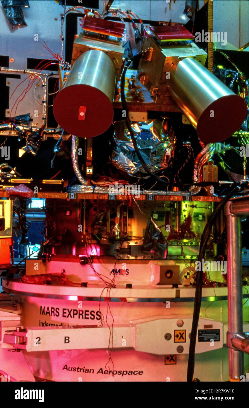 Costruzione di veicoli spaziali Mars Express - costruzione di veicoli spaziali Mars Express. Ingegnere che lavora sui motori della navicella spaziale Mars Express durante la costruzione della navicella spaziale nella camera bianca della società Alenia spazio di Torino. Si tratta di una sonda senza equipaggio dell'Agenzia spaziale europea (ESA) che è stata approvata per la costruzione nel gennaio 2000, lanciata nel giugno 2003, e ha raggiunto Marte nel dicembre 2003. I suoi strumenti vengono utilizzati per mappare Marte e analizzare la composizione della superficie del pianeta. La missione iniziale di Mars Express, che era per un anno marziano (687 giorni della Terra), continua ancora Foto Stock