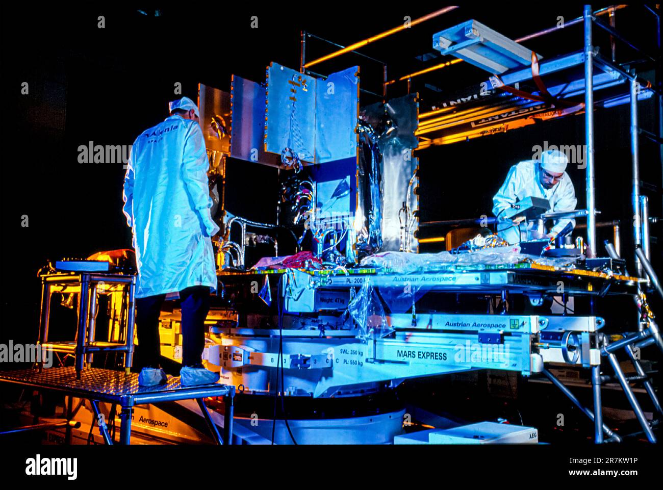 Costruzione di veicoli spaziali Mars Express - costruzione di veicoli spaziali Mars Express. Ingegnere che lavora sui motori della navicella spaziale Mars Express durante la costruzione della navicella spaziale nella camera bianca della società Alenia spazio di Torino. Si tratta di una sonda senza equipaggio dell'Agenzia spaziale europea (ESA) che è stata approvata per la costruzione nel gennaio 2000, lanciata nel giugno 2003, e ha raggiunto Marte nel dicembre 2003. I suoi strumenti vengono utilizzati per mappare Marte e analizzare la composizione della superficie del pianeta. La missione iniziale di Mars Express, che era per un anno marziano (687 giorni della Terra), continua ancora Foto Stock