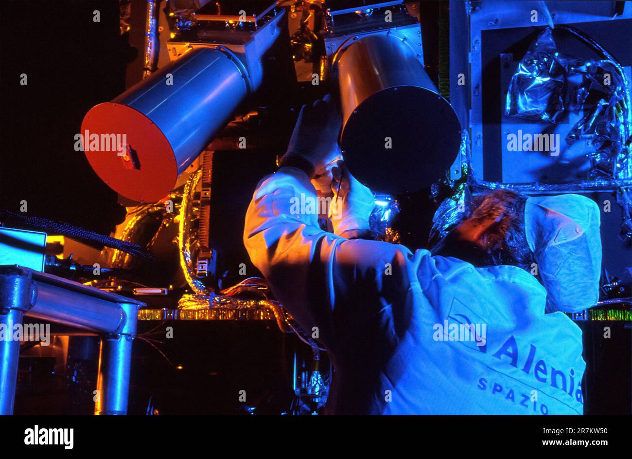 Costruzione di veicoli spaziali Mars Express - costruzione di veicoli spaziali Mars Express. Ingegnere che lavora sui motori della navicella spaziale Mars Express durante la costruzione della navicella spaziale nella camera bianca della società Alenia spazio di Torino. Si tratta di una sonda senza equipaggio dell'Agenzia spaziale europea (ESA) che è stata approvata per la costruzione nel gennaio 2000, lanciata nel giugno 2003, e ha raggiunto Marte nel dicembre 2003. I suoi strumenti vengono utilizzati per mappare Marte e analizzare la composizione della superficie del pianeta. La missione iniziale di Mars Express, che era per un anno marziano (687 giorni della Terra), continua ancora Foto Stock