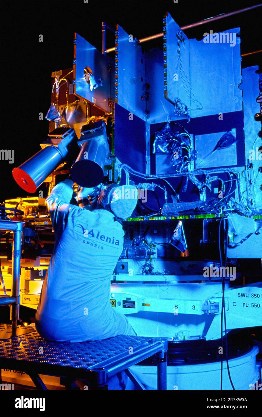 Costruzione di veicoli spaziali Mars Express - costruzione di veicoli spaziali Mars Express. Ingegnere che lavora sui motori della navicella spaziale Mars Express durante la costruzione della navicella spaziale nella camera bianca della società Alenia spazio di Torino. Si tratta di una sonda senza equipaggio dell'Agenzia spaziale europea (ESA) che è stata approvata per la costruzione nel gennaio 2000, lanciata nel giugno 2003, e ha raggiunto Marte nel dicembre 2003. I suoi strumenti vengono utilizzati per mappare Marte e analizzare la composizione della superficie del pianeta. La missione iniziale di Mars Express, che era per un anno marziano (687 giorni della Terra), continua ancora Foto Stock