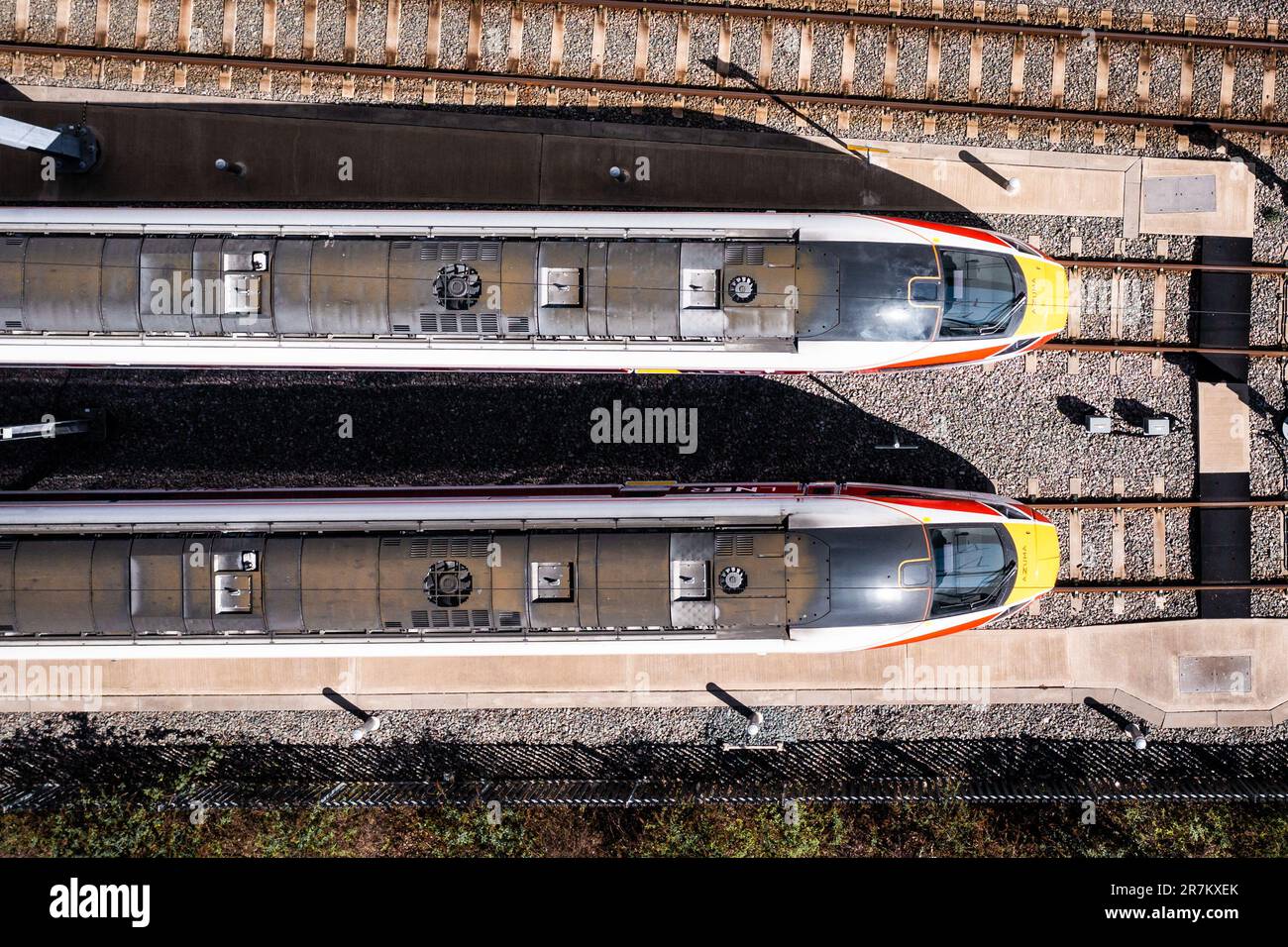 DONCASTER, REGNO UNITO - 13 MAGGIO 2023. Vista aerea direttamente sopra Hitachi Azuma LNER treni passeggeri ad alta velocità in un cantiere di manutenzione con tetto elettrico w Foto Stock