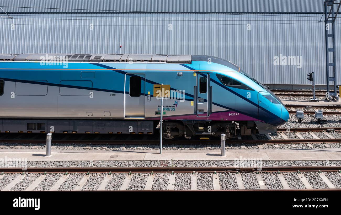 DONCASTER, REGNO UNITO - 10 GIUGNO 2023. Un treno passeggeri interurbano Nova 1 ad alta velocità nella livrea Transpennine Express in un deposito di manutenzione Foto Stock