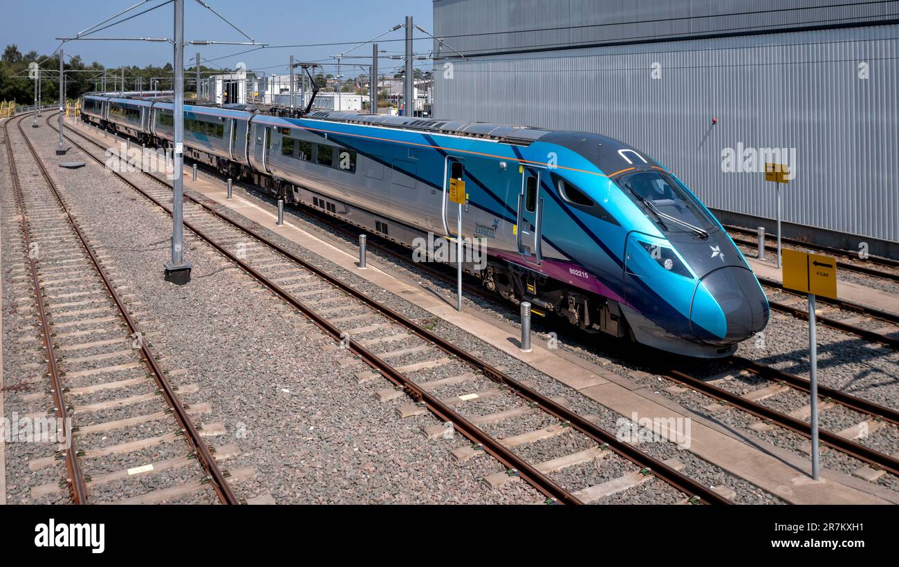 DONCASTER, REGNO UNITO - 10 GIUGNO 2023. Un treno passeggeri interurbano Nova 1 ad alta velocità nella livrea Transpennine Express in un deposito di manutenzione Foto Stock