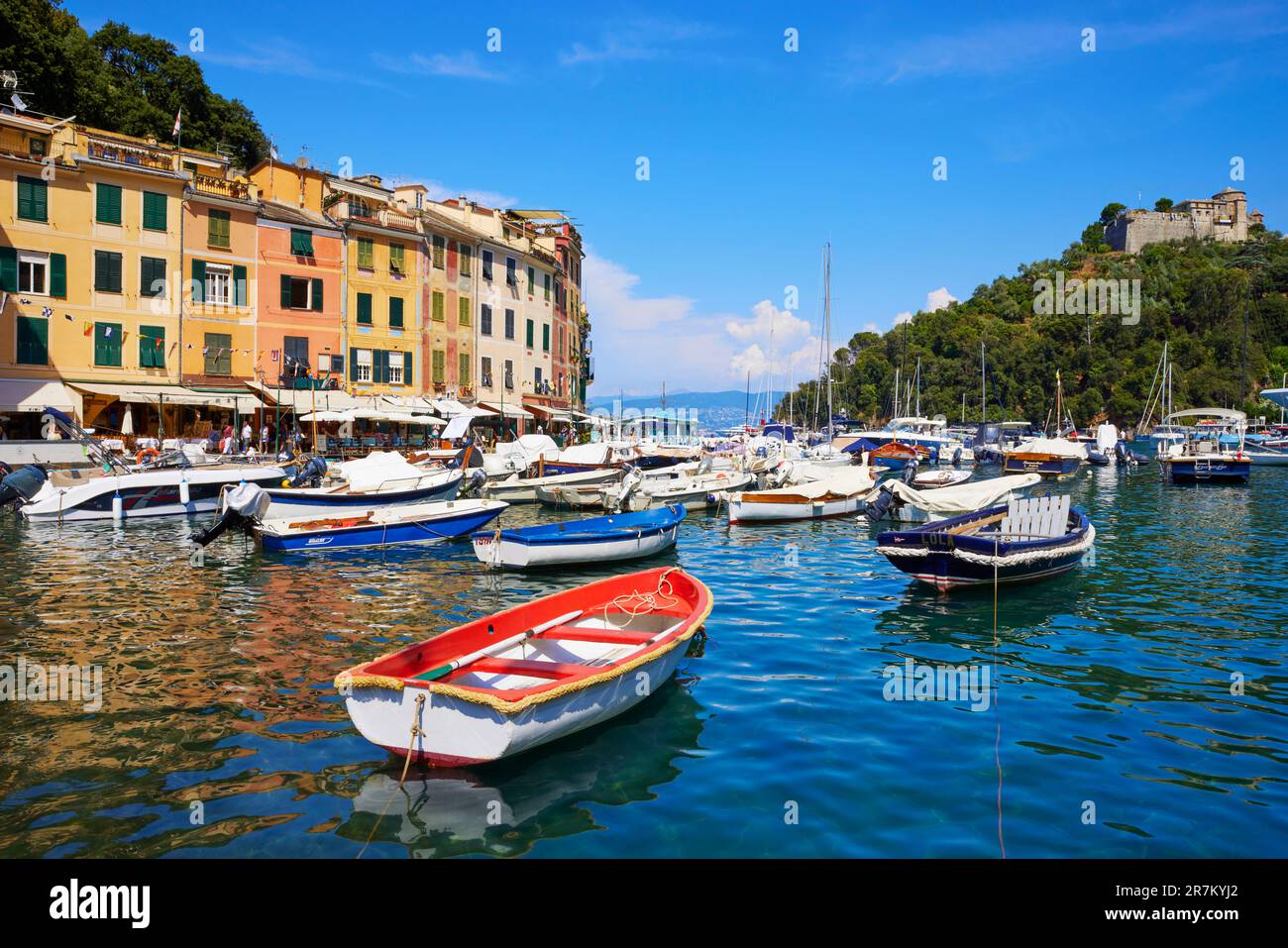 Barche ormeggiate nel porto di Portofino, Castello Brown in cima alla collina, Portofino, Liguria, Italia Foto Stock