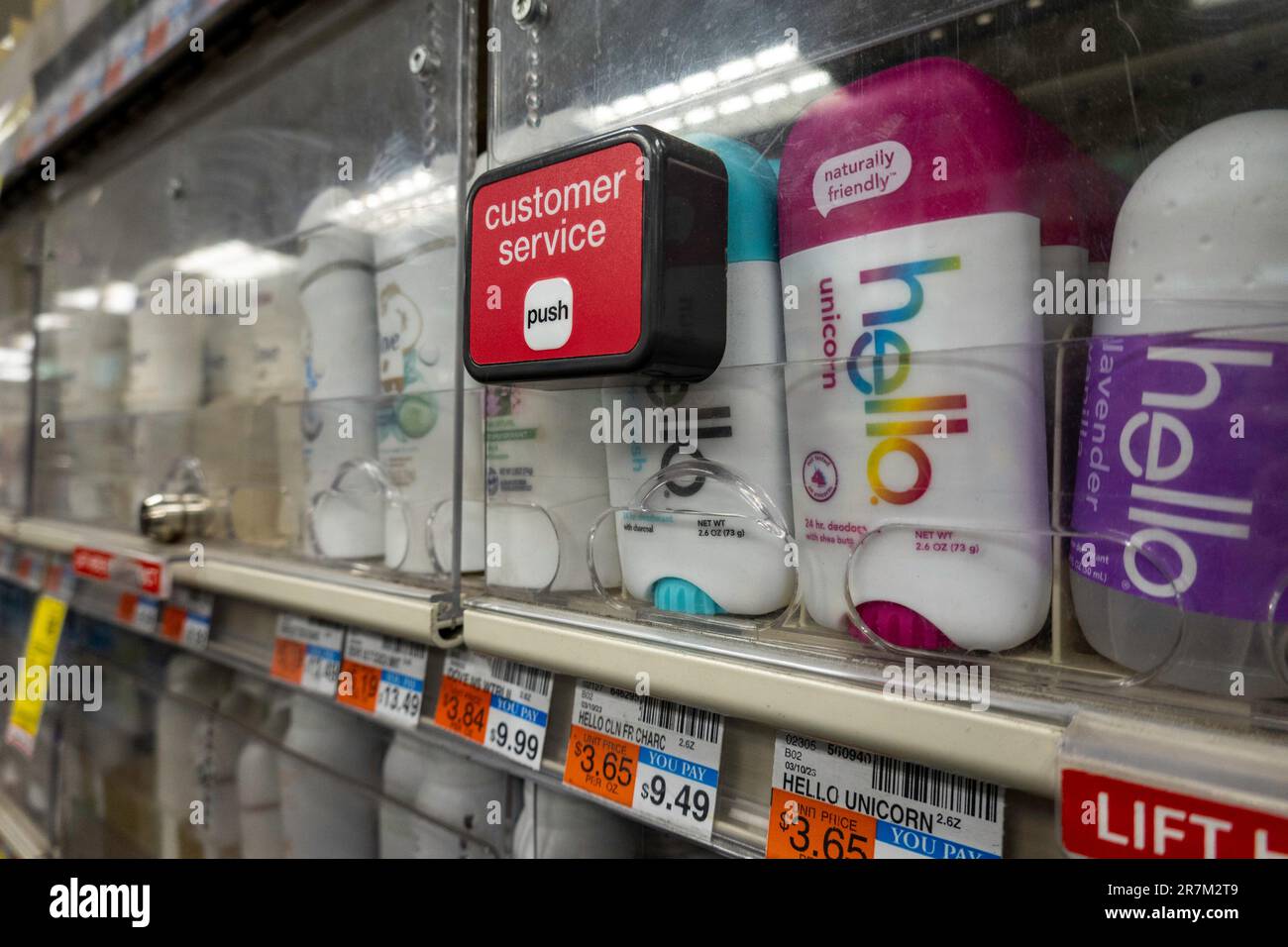 CVS Pharmacy Locked Shelves, , 2023, NYC, USA Foto Stock