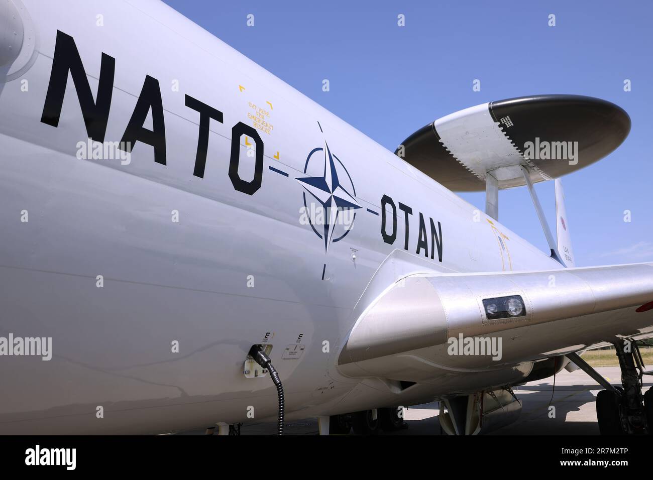 Geilenkirchen, Germania. 16th giugno, 2023. A Geilenkirchen, un aereo di ricognizione AWACS è sul grembiule in preparazione per il decollo. Il logo NATO è apposto sulla fusoliera dell'aeromobile AWACS. Dal 12 al 23 giugno 25 nazioni e 10.000 soldati con 250 velivoli parteciperanno alla manovra dell'aeronautica "Air Defender 2023" sotto la guida tedesca. Credit: David Young/dpa/Alamy Live News Foto Stock