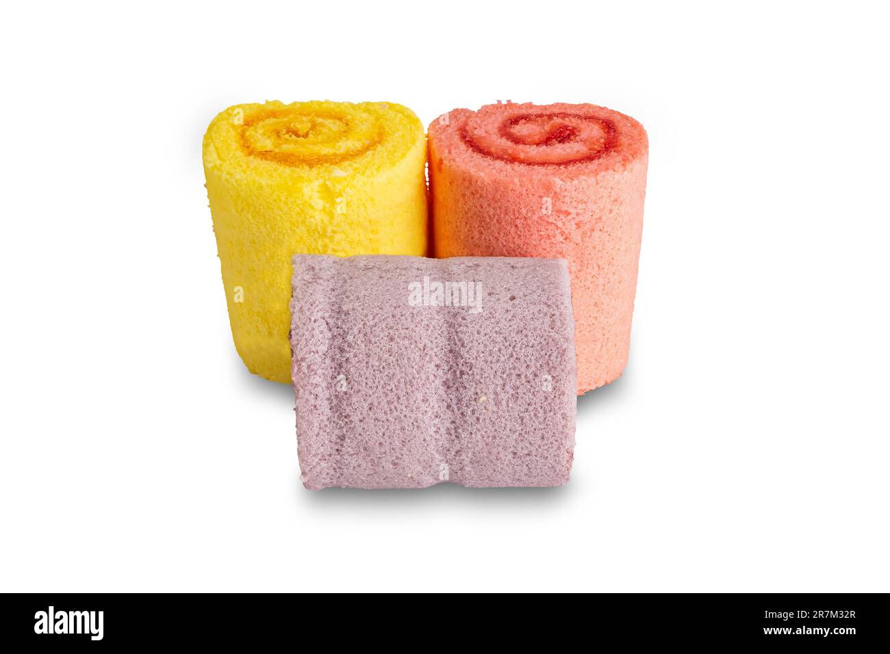 Tre torte fatte in casa di diverso colore isolate su sfondo bianco con percorso di ritaglio. Foto Stock