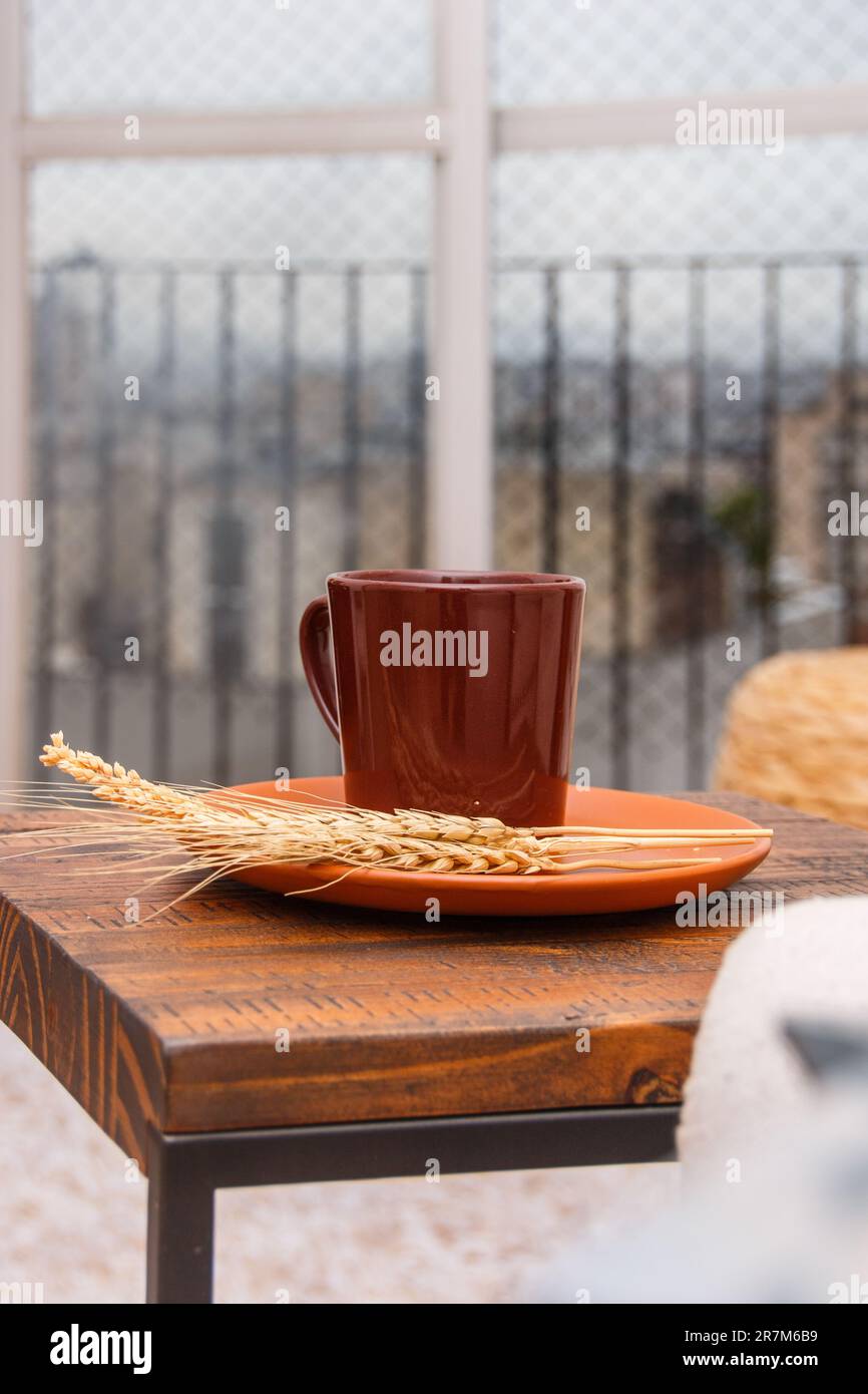 Tazza e un ramo di grano su una tavola a Rio de Janeiro. Foto Stock