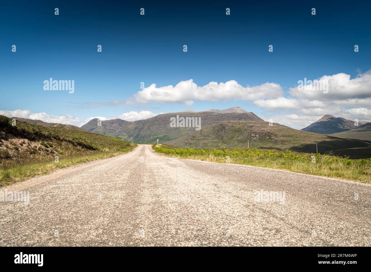 Una calda immagine estiva HDR della A896, la strada tra Shieldaig e Loch Carron sulla NC500, Glenshieldaig, Wester Ross, Scozia. 6 giugno 2023 Foto Stock