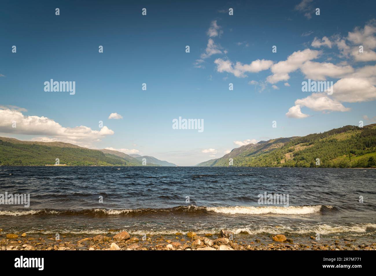 Un paesaggio HDR estivo e ventilato di Loch Ness dalla costa meridionale vicino a Fort Augustus, Inverness-shire, Scozia. 7 giugno 2023. Foto Stock