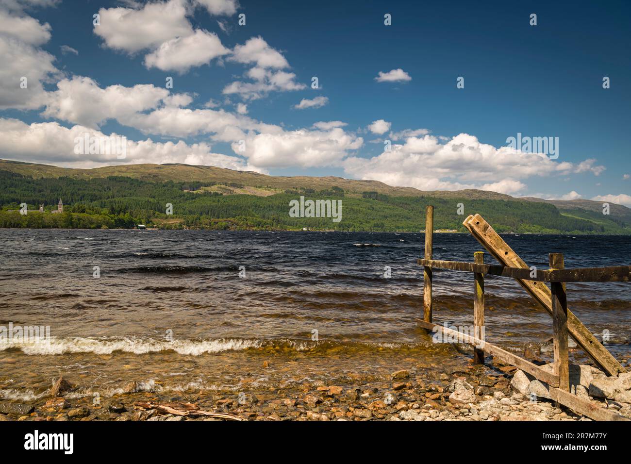 Un paesaggio HDR estivo e ventilato di Loch Ness dalla costa meridionale vicino a Fort Augustus, Inverness-shire, Scozia. 7 giugno 2023. Foto Stock