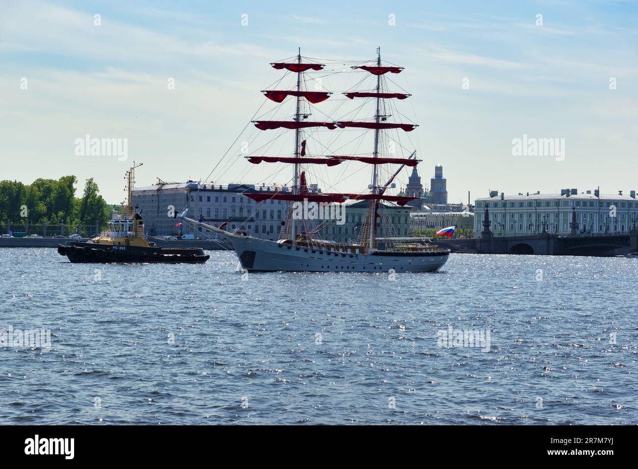 San Pietroburgo, Russia. 11 giugno 2023: brig Russia 'Scarlet Sails». Nave con vele scarlatto nel fiume Neva con vista sullo sfondo della città Foto Stock