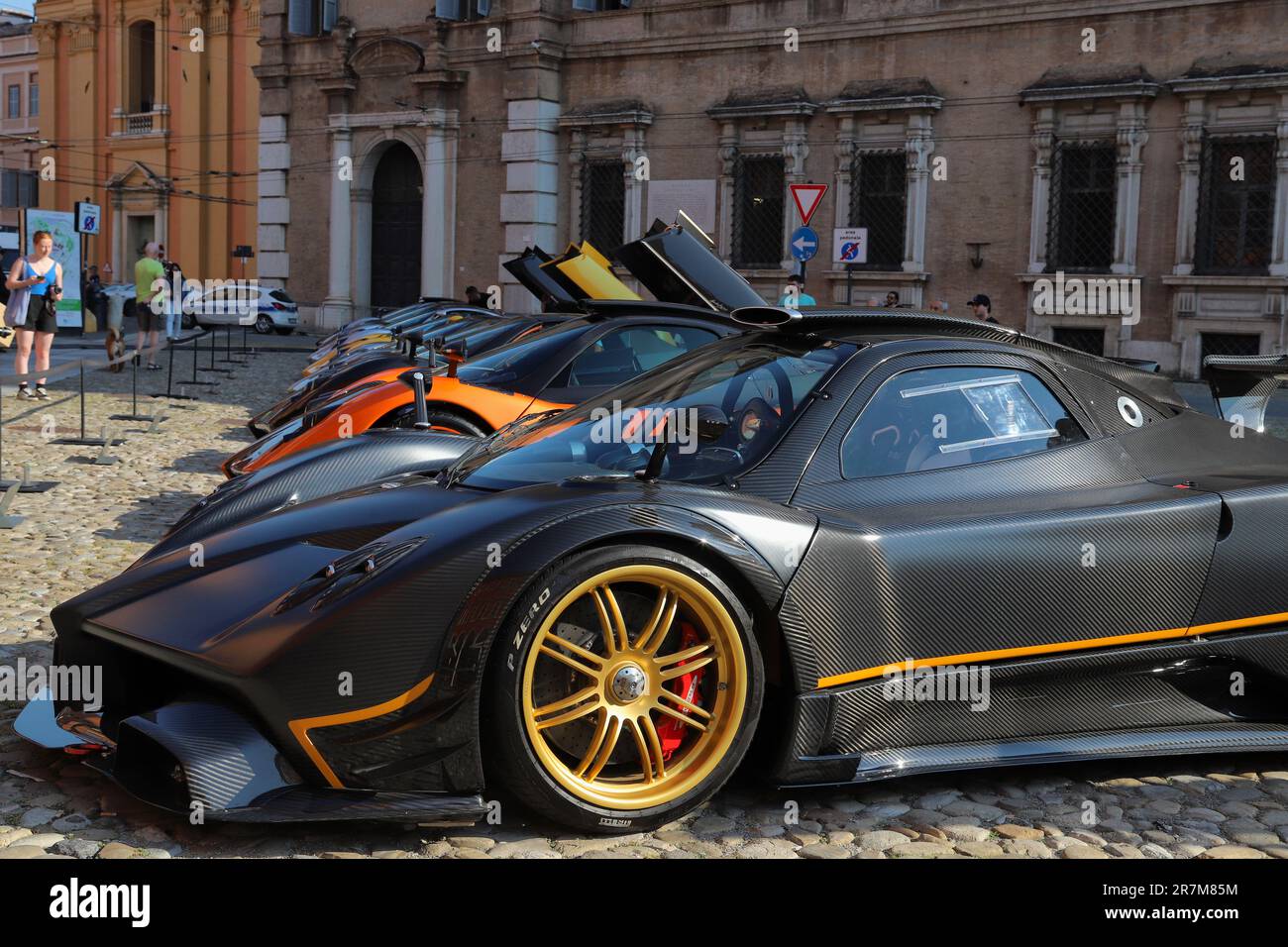 Modena, 16 2023 giugno, sfilata delle vetture sportive Pagani per il 25th° anniversario della società Foto Stock