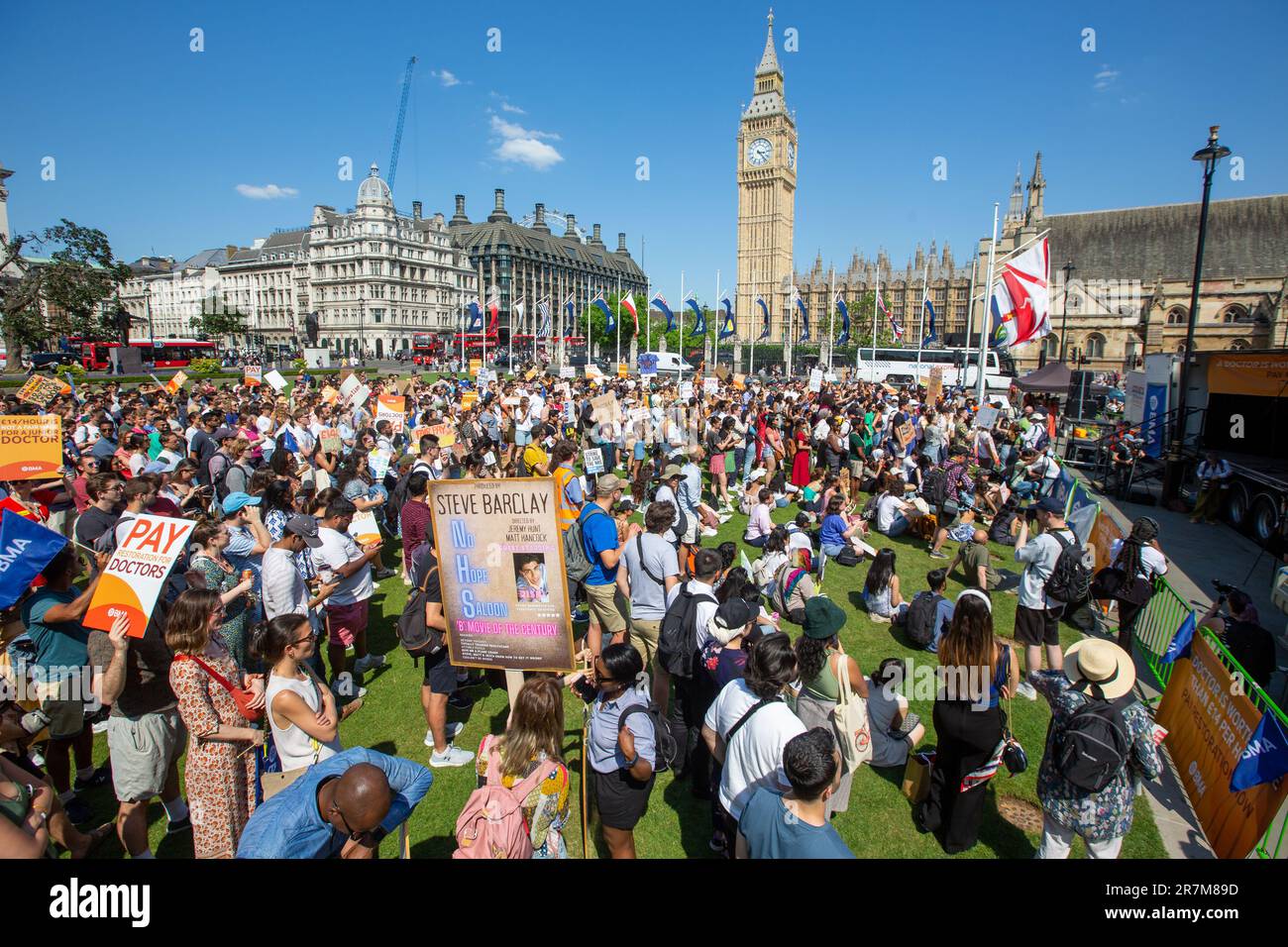 Londra, Inghilterra, Regno Unito. 16th giugno, 2023. I medici junior fanno un rally in Piazza del Parlamento mentre la loro azione di sciopero di 72 ore sopra disputa di ripristino di paga viene ad un termine Le organizzazioni junior del medico esprimono la volontà di continuare gli scioperi fino a che le richieste di aumento di paga non siano soddisfatte. (Credit Image: © Tayfun Salci/ZUMA Press Wire) SOLO PER USO EDITORIALE! Non per USO commerciale! Foto Stock