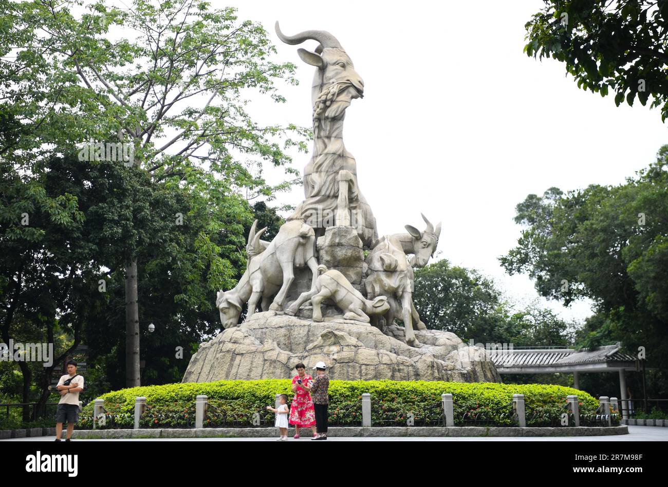 Guangzhou. 13th giugno, 2023. Questa foto scattata il 13 giugno 2023 mostra una scultura in pietra a tema cinque pecore al Parco Yuexiu a Guangzhou, nella provincia del Guangdong nella Cina meridionale. Guangzhou ha una storia di più di 2.000 anni. La città è stata un luogo di integrazione culturale tra culture cinesi e straniere fin dai tempi antichi. Ha manifestato l’apertura e l’inclusività legate alla cultura cinese. Credit: Deng Hua/Xinhua/Alamy Live News Foto Stock